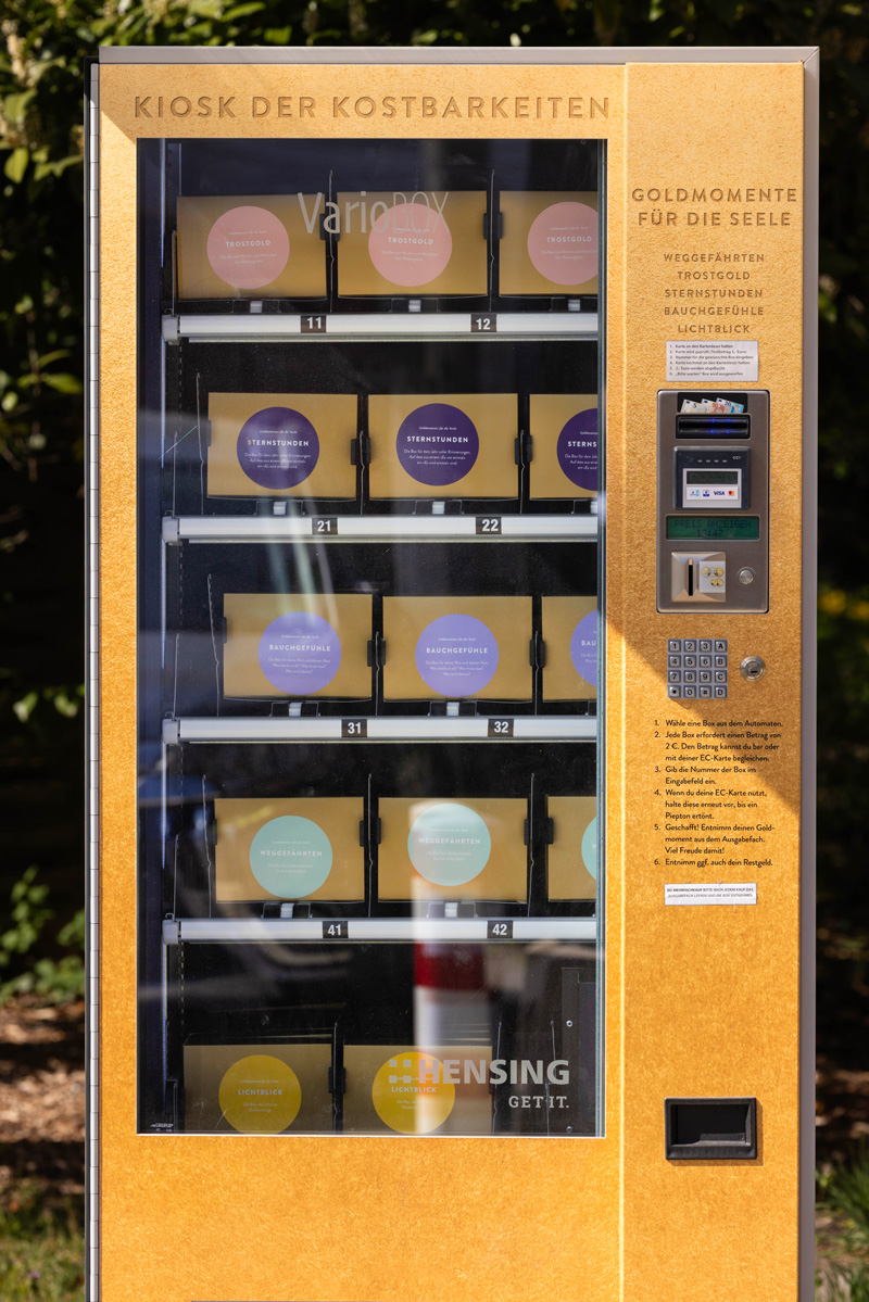 Vorderseite Automat Kiosk der Kostbarkeiten gefüllt mit Boxen bei Tag