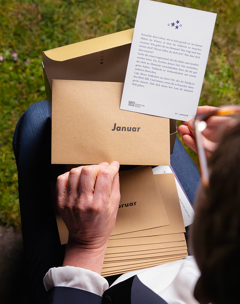 Box Sternstunden geöffnet mit Januarkarte