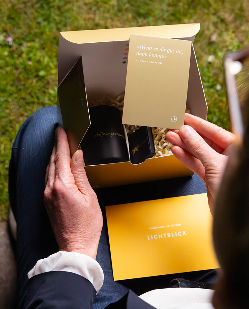 Box Lichtblick geöffnet mit Kontaktkarte Vorderseite