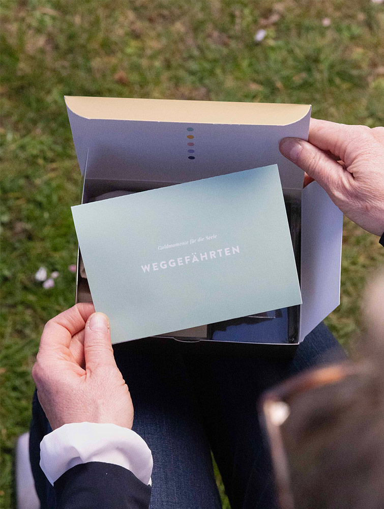 Box Weggefährten geöffnet Einleger