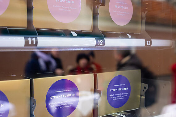 Nahaufnahme von Boxen im Automat Kiosk der Kostbarkeiten